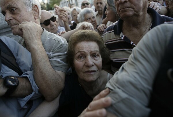 25 εικόνες από την απόγνωση των ηλικιωμένων σήμερα στις τράπεζες