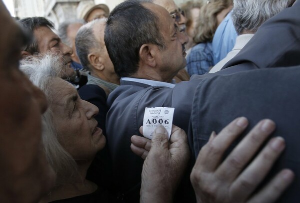 25 εικόνες από την απόγνωση των ηλικιωμένων σήμερα στις τράπεζες