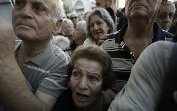 25 εικόνες από την απόγνωση των ηλικιωμένων σήμερα στις τράπεζες