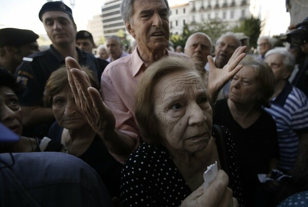 25 εικόνες από την απόγνωση των ηλικιωμένων σήμερα στις τράπεζες