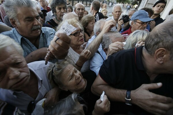 25 εικόνες από την απόγνωση των ηλικιωμένων σήμερα στις τράπεζες