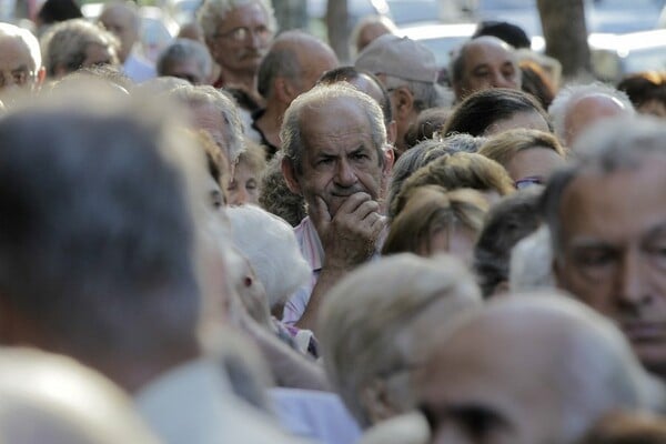 25 εικόνες από την απόγνωση των ηλικιωμένων σήμερα στις τράπεζες