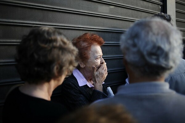 25 εικόνες από την απόγνωση των ηλικιωμένων σήμερα στις τράπεζες