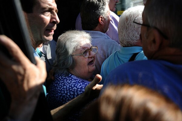 25 εικόνες από την απόγνωση των ηλικιωμένων σήμερα στις τράπεζες