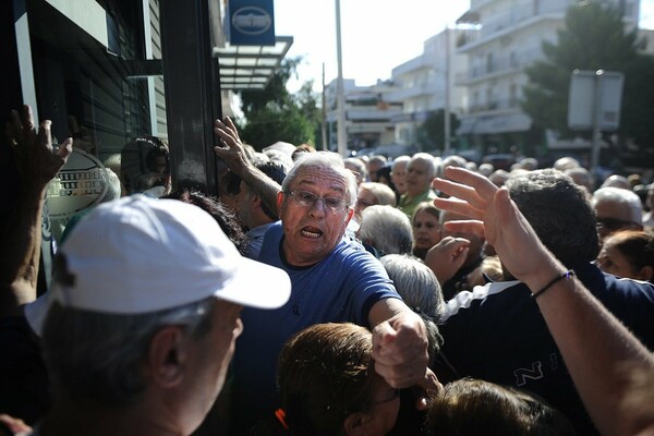 25 εικόνες από την απόγνωση των ηλικιωμένων σήμερα στις τράπεζες