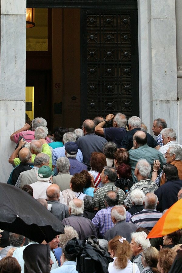 25 εικόνες από την απόγνωση των ηλικιωμένων σήμερα στις τράπεζες