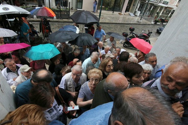 25 εικόνες από την απόγνωση των ηλικιωμένων σήμερα στις τράπεζες