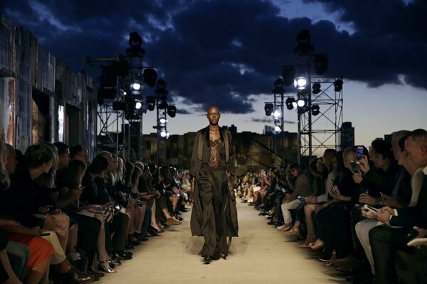 Givenchy NYFW - Η Μαρίνα Αμπράμοβιτς, ο Ρικάρντο Τίσι και η ελίτ της μόδας σε μια αποβάθρα στη Νέα Υόρκη