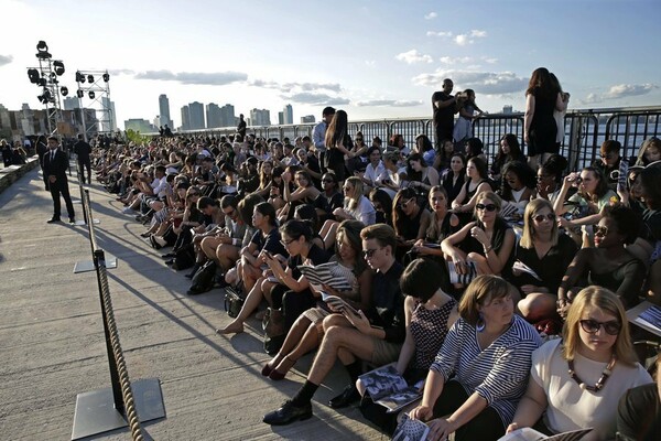 Givenchy NYFW - Η Μαρίνα Αμπράμοβιτς, ο Ρικάρντο Τίσι και η ελίτ της μόδας σε μια αποβάθρα στη Νέα Υόρκη