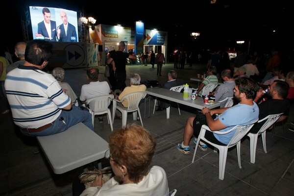 #debate - Όλα τα στιγμιότυπα που δεν έδειξαν οι κάμερες