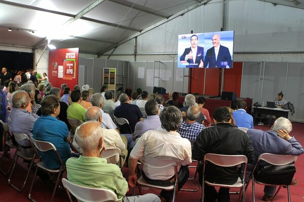 #debate - Όλα τα στιγμιότυπα που δεν έδειξαν οι κάμερες