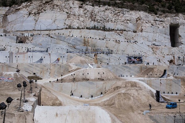Οι κορυφαίοι του Freestyle Motocross με πίστα το αρχαίο λατομείο Μαρμάρων Διονύσου