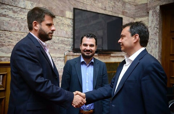 Λίγο πριν τις εκλογές, δύο πολιτικοί συντάκτες κάνουν κάτι ξεκαρδιστικό
