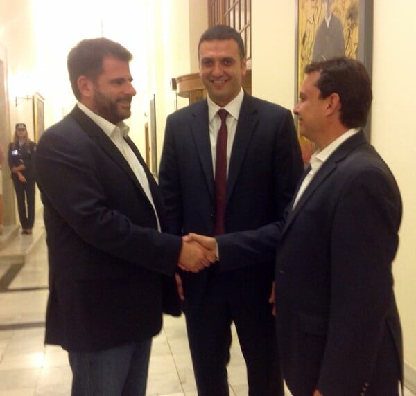Λίγο πριν τις εκλογές, δύο πολιτικοί συντάκτες κάνουν κάτι ξεκαρδιστικό