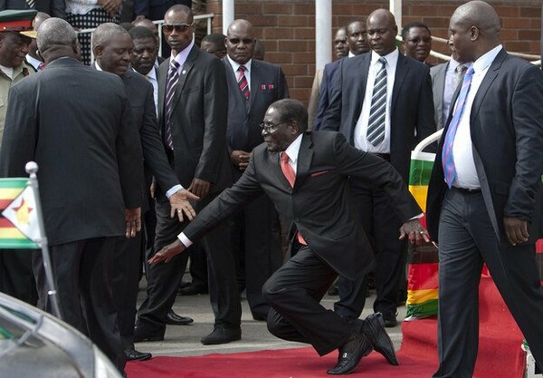 Ο πρόεδρος της Ζιμπάμπουε σκόνταψε, έπεσε, κι έγινε απολαυστικό meme