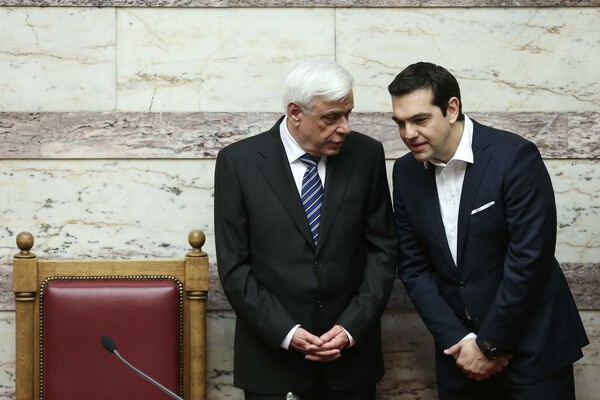 Παπάδες με smartphone και βροχή στην αποψινή ορκωμοσία του Πρ. Δημοκρατίας Προκόπη Παυλόπουλου