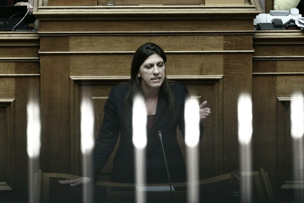 8 εικόνες απ' τη θυελλώδη συζήτηση για το νομοσχέδιο της ανθρωπιστικής κρίσης
