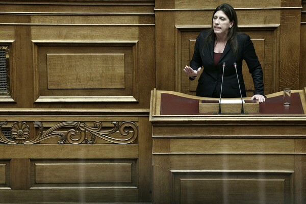 8 εικόνες απ' τη θυελλώδη συζήτηση για το νομοσχέδιο της ανθρωπιστικής κρίσης