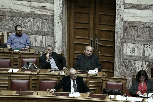 8 εικόνες απ' τη θυελλώδη συζήτηση για το νομοσχέδιο της ανθρωπιστικής κρίσης