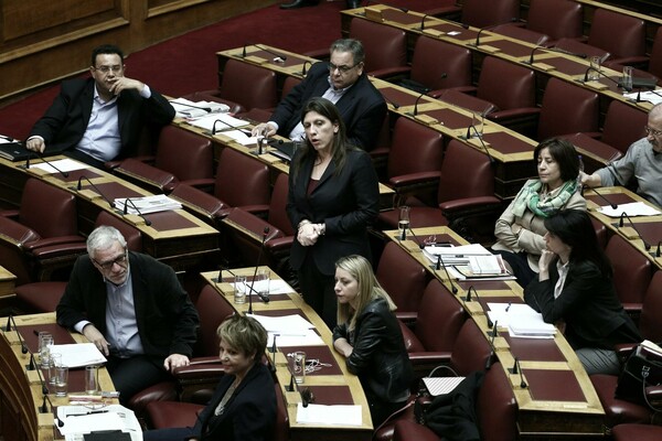 8 εικόνες απ' τη θυελλώδη συζήτηση για το νομοσχέδιο της ανθρωπιστικής κρίσης