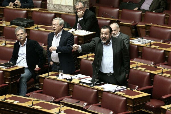 8 εικόνες απ' τη θυελλώδη συζήτηση για το νομοσχέδιο της ανθρωπιστικής κρίσης