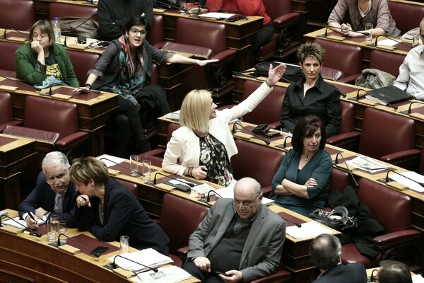 8 εικόνες απ' τη θυελλώδη συζήτηση για το νομοσχέδιο της ανθρωπιστικής κρίσης