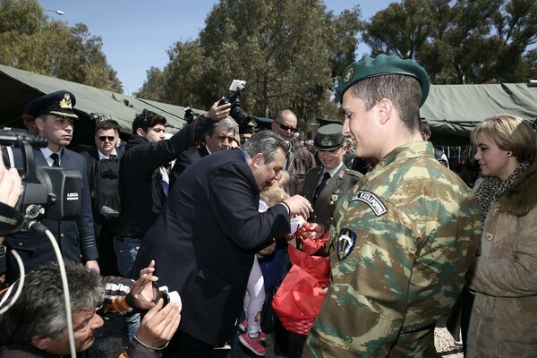 29 φωτογραφίες απ' το πασχαλιάτικο γλέντι του Καμμένου