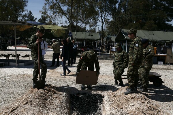 29 φωτογραφίες απ' το πασχαλιάτικο γλέντι του Καμμένου