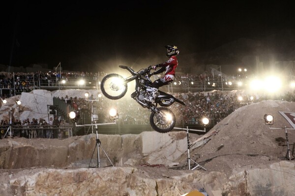 Οι κορυφαίοι του Freestyle Motocross με πίστα το αρχαίο λατομείο Μαρμάρων Διονύσου