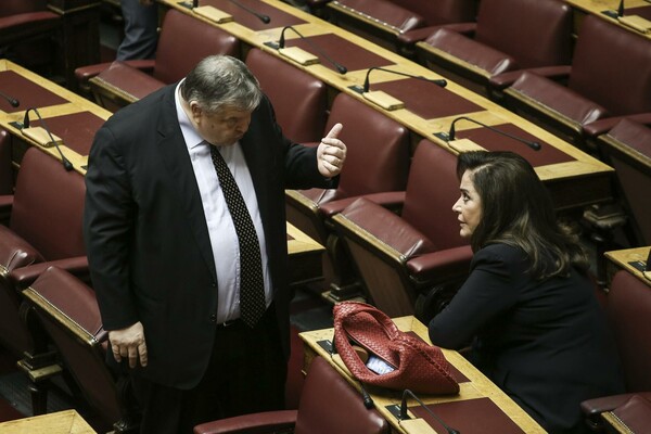 ΤΩΡΑ: 16 φωτογραφίες απ' τη συζήτηση για το δημοψήφισμα στη Βουλή