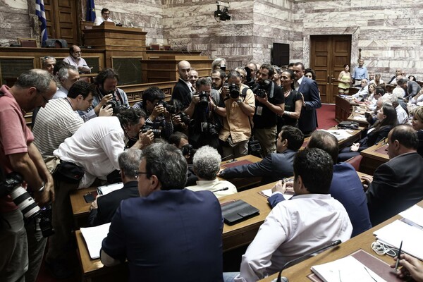 Γελάνε σα να κλαίνε: 20 φωτογραφίες από την ΚΟ του ΣΥΡΙΖΑ