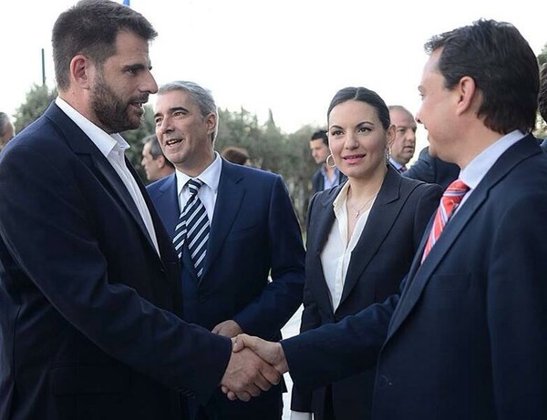 Λίγο πριν τις εκλογές, δύο πολιτικοί συντάκτες κάνουν κάτι ξεκαρδιστικό
