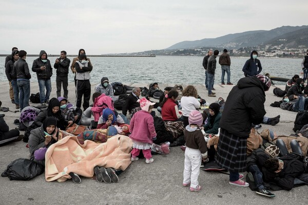 13 συγκλονιστικές εικόνες απ' την άφιξη των μεταναστών στη Λέσβο