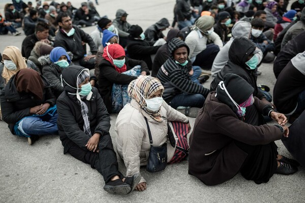 13 συγκλονιστικές εικόνες απ' την άφιξη των μεταναστών στη Λέσβο