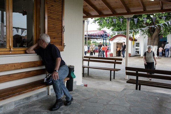 Χορεύοντας ξυπόλυτοι σε αναμένα κάρβουνα: Oι τελευταίοι Αναστενάρηδες της Αγίας Ελένης