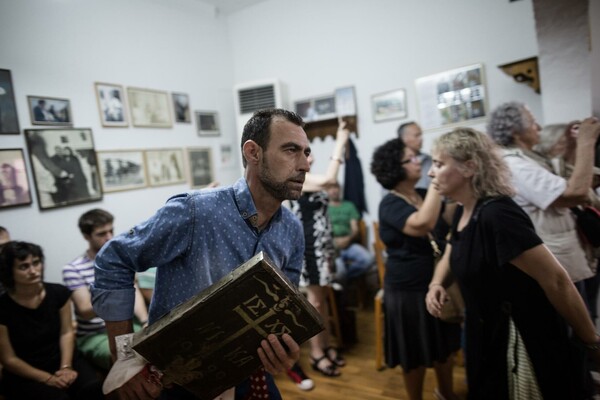 Χορεύοντας ξυπόλυτοι σε αναμένα κάρβουνα: Oι τελευταίοι Αναστενάρηδες της Αγίας Ελένης