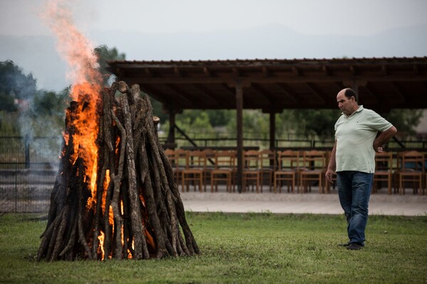 Χορεύοντας ξυπόλυτοι σε αναμένα κάρβουνα: Oι τελευταίοι Αναστενάρηδες της Αγίας Ελένης