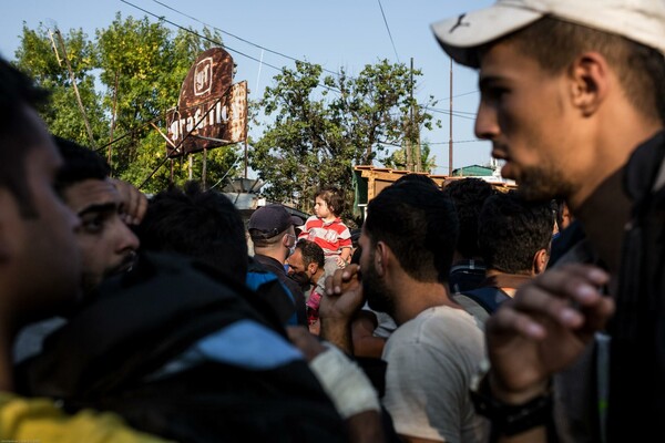 Η συνέχεια της οδύσσειας των προσφύγων και των μεταναστών, μέσα από 18 φωτογραφίες 