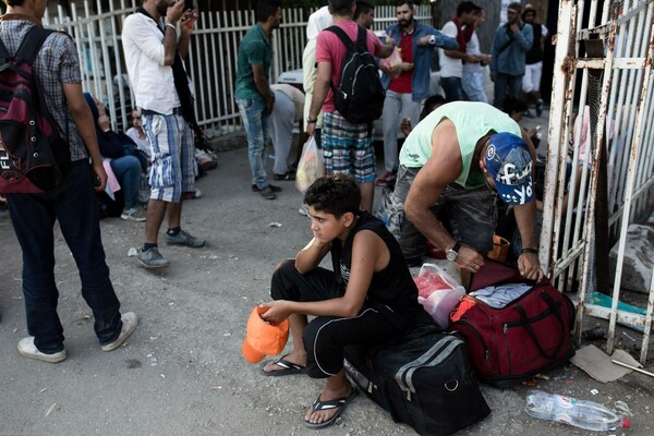 Η συνέχεια της οδύσσειας των προσφύγων και των μεταναστών, μέσα από 18 φωτογραφίες 