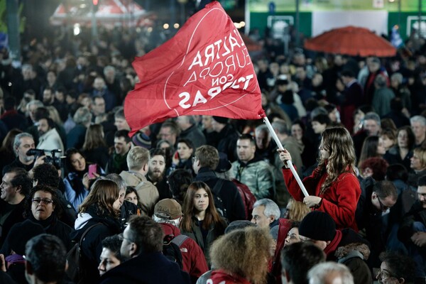 Oι πανηγυρισμοί του ΣΥΡΙΖΑ στα Προπύλαια