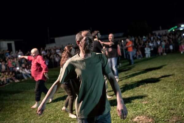 Χορεύοντας ξυπόλυτοι σε αναμένα κάρβουνα: Oι τελευταίοι Αναστενάρηδες της Αγίας Ελένης