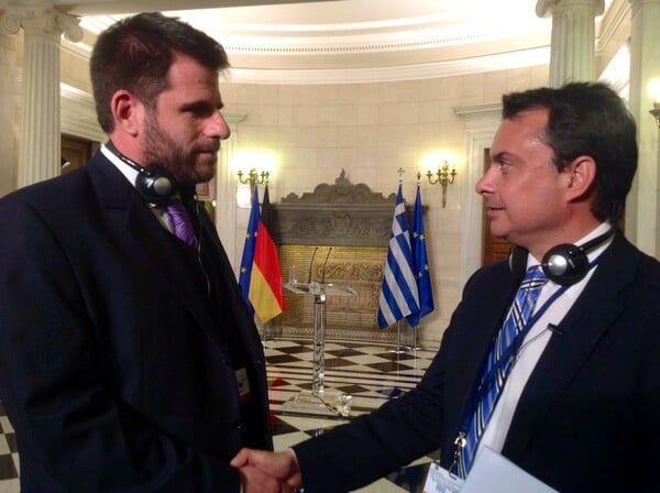 Λίγο πριν τις εκλογές, δύο πολιτικοί συντάκτες κάνουν κάτι ξεκαρδιστικό