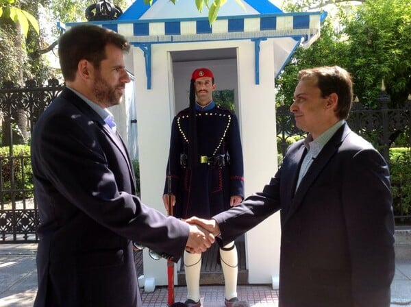 Λίγο πριν τις εκλογές, δύο πολιτικοί συντάκτες κάνουν κάτι ξεκαρδιστικό