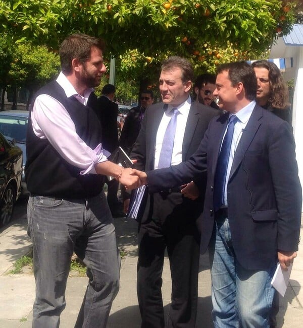 Λίγο πριν τις εκλογές, δύο πολιτικοί συντάκτες κάνουν κάτι ξεκαρδιστικό