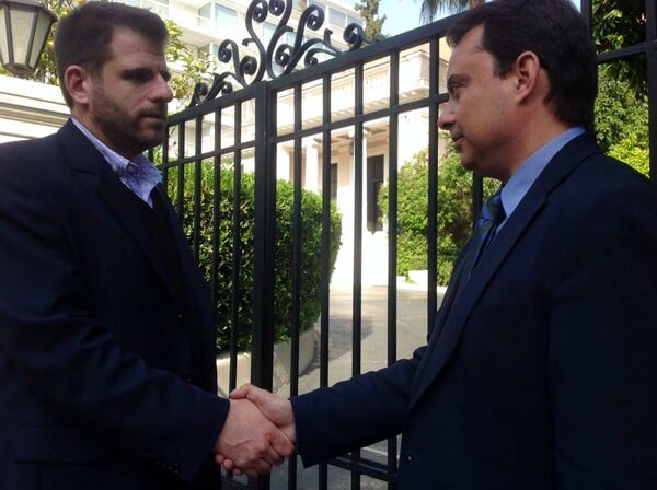 Λίγο πριν τις εκλογές, δύο πολιτικοί συντάκτες κάνουν κάτι ξεκαρδιστικό