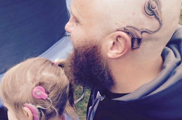 Aυτος ο πατέρας έκανε τατουάζ για τον καλύτερο λόγο που μπορείς να φανταστείς