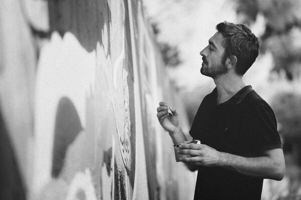 Ο Αθηναίος street artist που συνεργάστηκε με τους Arctic Monkeys βάφει με τους φίλους του την πόλη