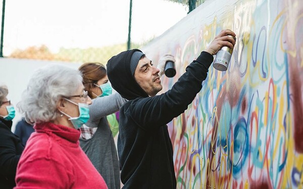 Και η γιαγιά μου κάνει graffiti