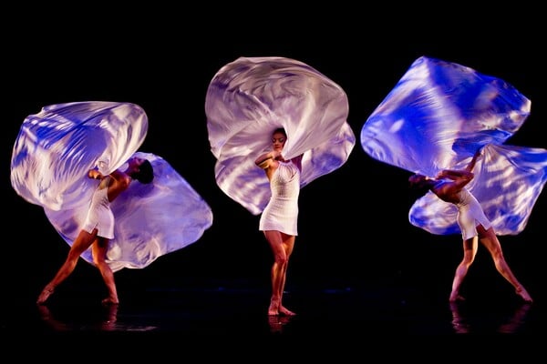 Πώς οι MOMIX με έκαναν να ξεχάσω τα ψυχοσωματικά μου (και να παραδοθώ στη μαγεία τους)