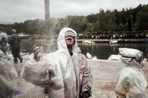 25 φωτογραφίες από τα Αλευρομουτζουρώματα στο Γαλαξίδι